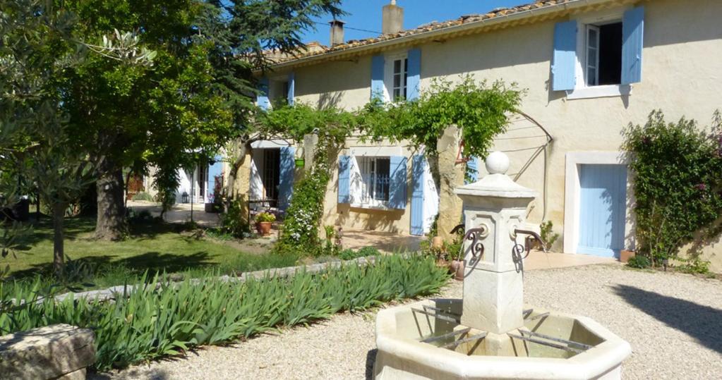 Mas des Bougainvillees Sernhac Extérieur photo